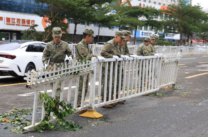 人民子弟兵清淤背影令人动容