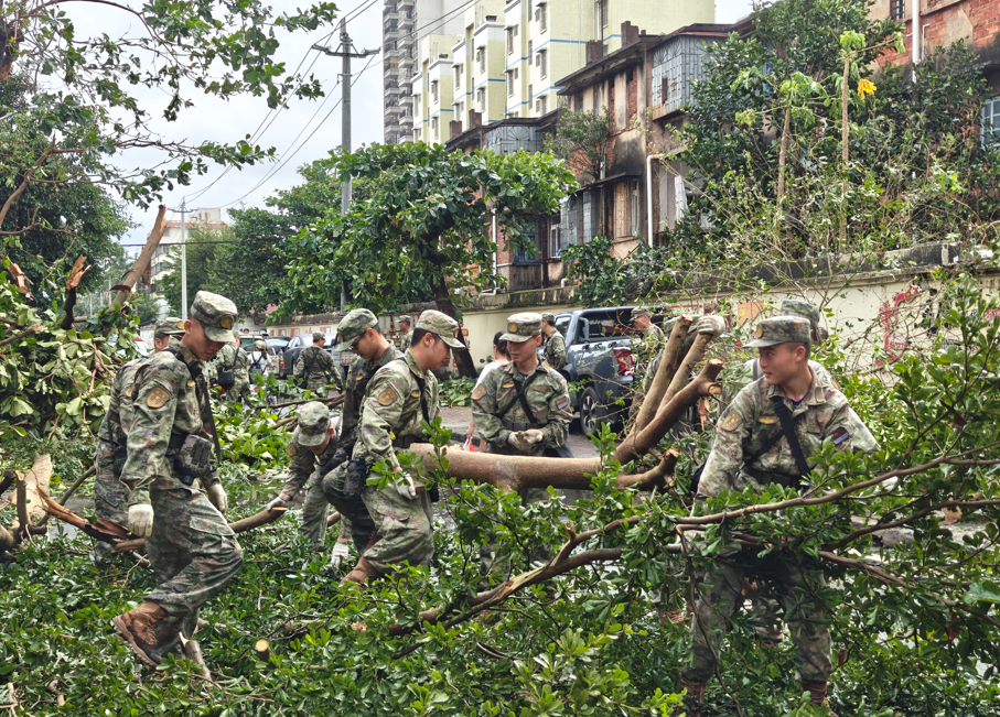 人民子弟兵清淤背影令人动容
