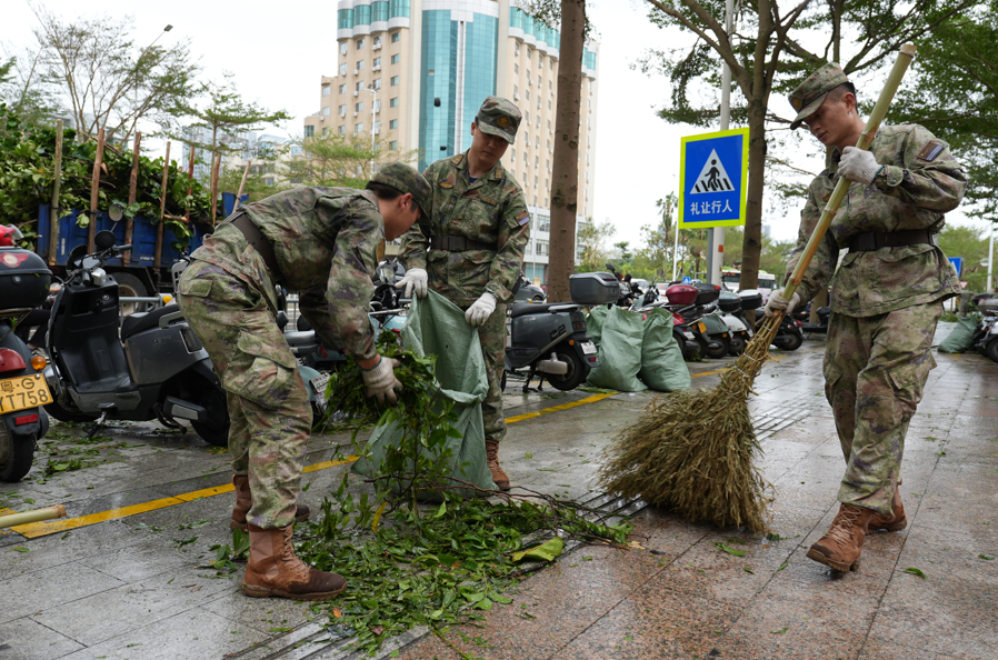 人民子弟兵清淤背影令人动容