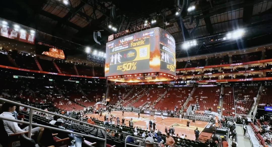 NBA赛场中的Fanttik广告牌