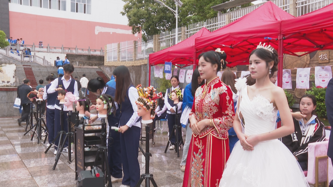 普定县中等职业学校举行校园开放日活动