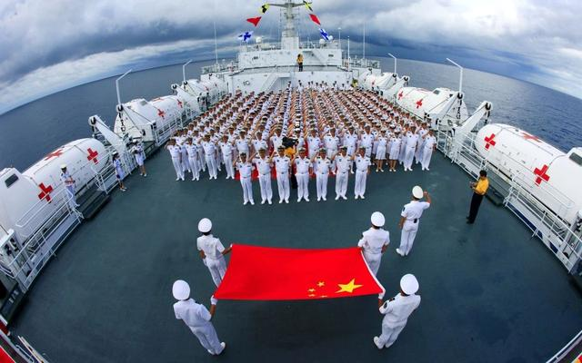 敬礼高高飘扬的八一军旗