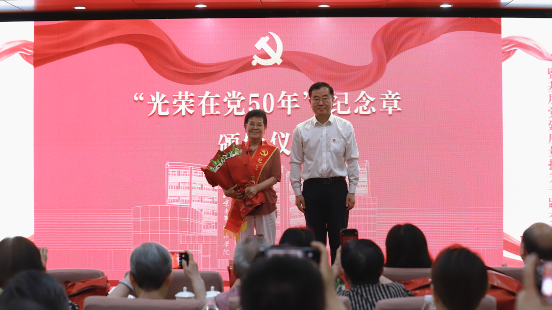 书记合影.png