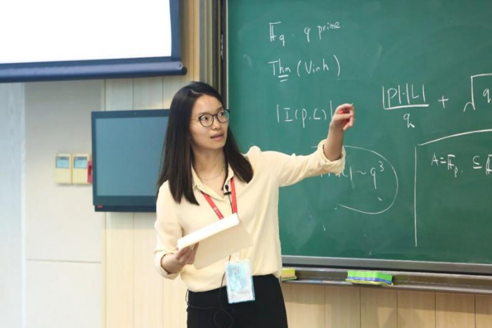 王虹在2023年北大数学校友论坛期间作报告