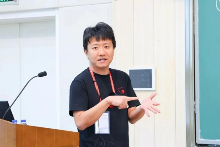 2025年3月，邓煜在北京大学举行的“动理学理论最新进展与希尔伯特第六问题”研讨会上作报告