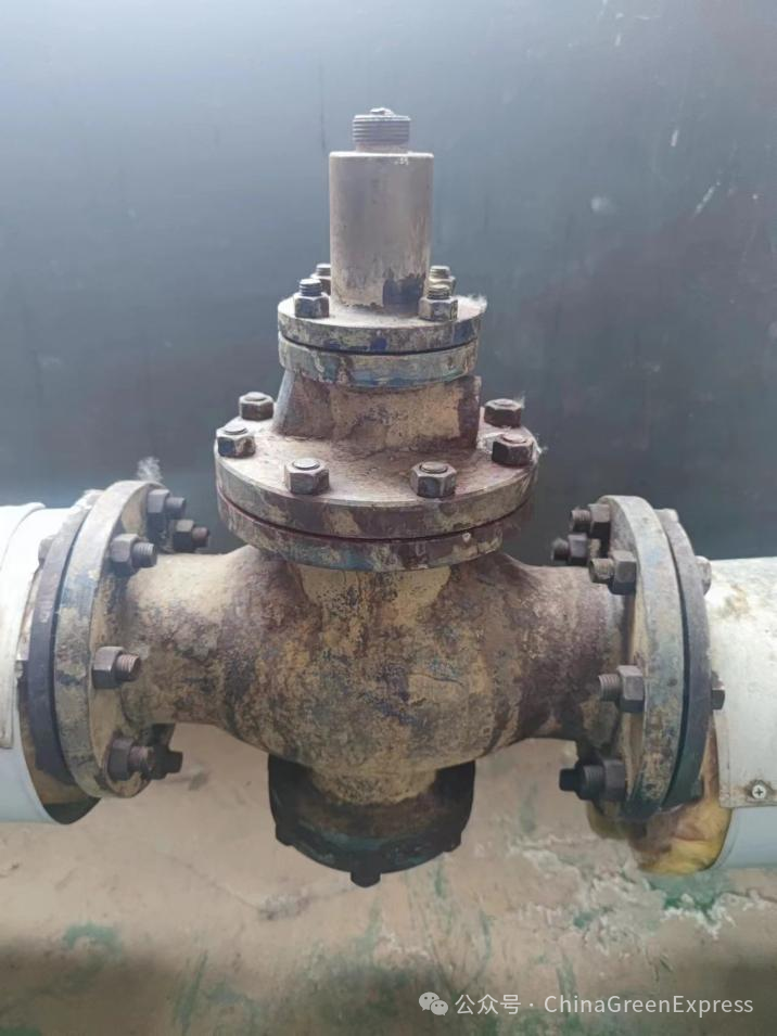 (厂区绿化)4在1,2,3号仓库房顶安装太阳能发电,厂区马路路灯全部更换