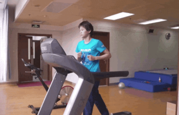 医用绷带怎么绑图片热搜第一！全红婵自曝跳水前要花半小时绑绷带，教练回应_https://www.jmylbn.com_新闻资讯_第10张