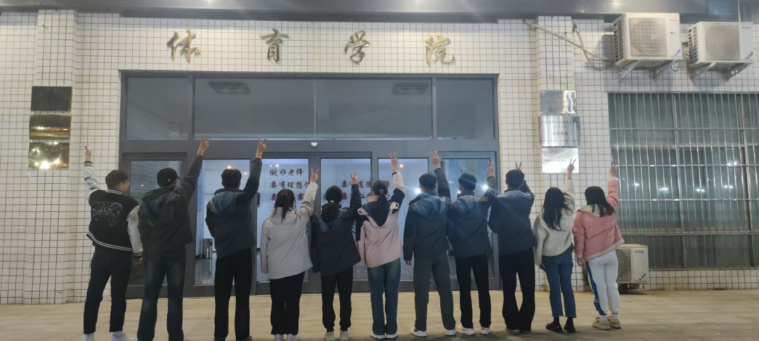 高校为贫困生送冬衣