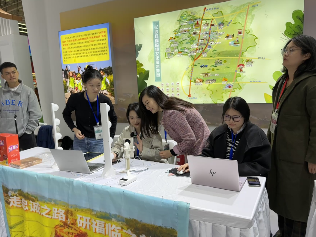 我校多学科协同亮相中部农博会