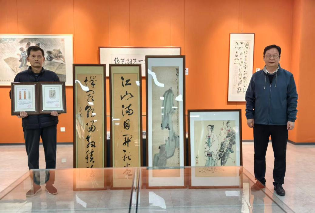 杰出校友李正光先生家人向学校捐赠画作