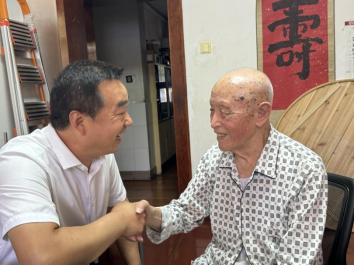 校领导走访慰问离休干部