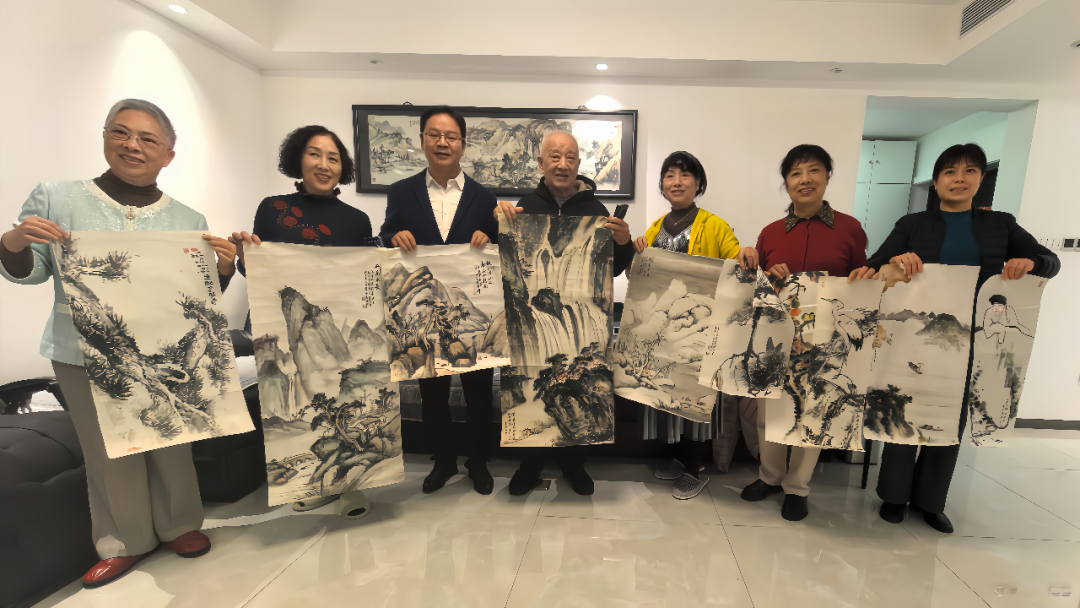 杰出校友刘迪耕先生家属再向学校捐赠十幅箱底画作