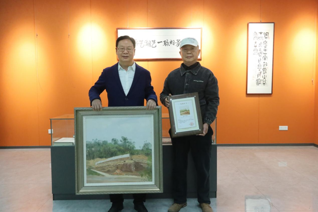 设计艺术学院在任和离任教师集中向学校美术馆捐赠作品