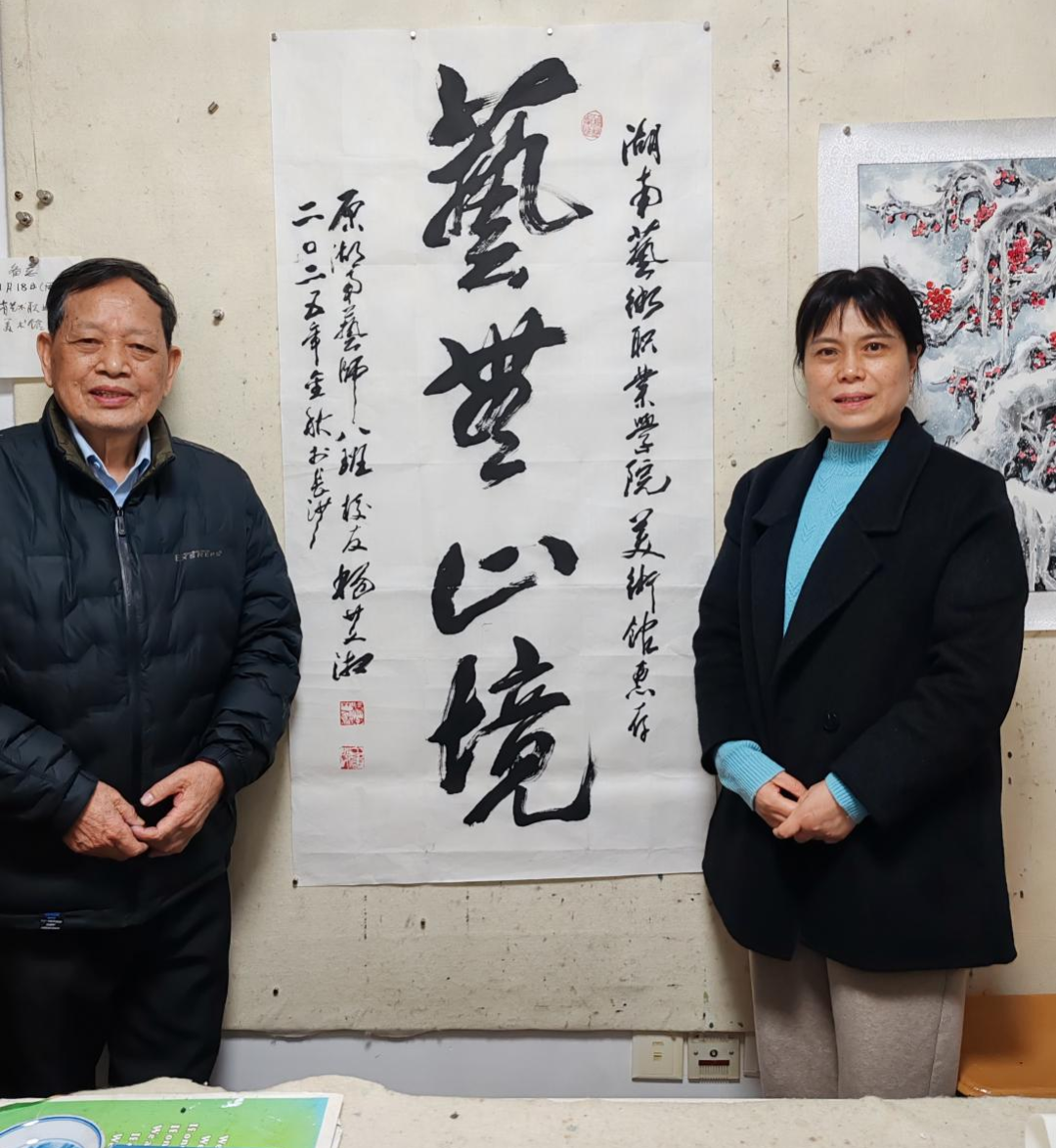 杰出校友杨艾湘先生再次向学校捐赠墨宝