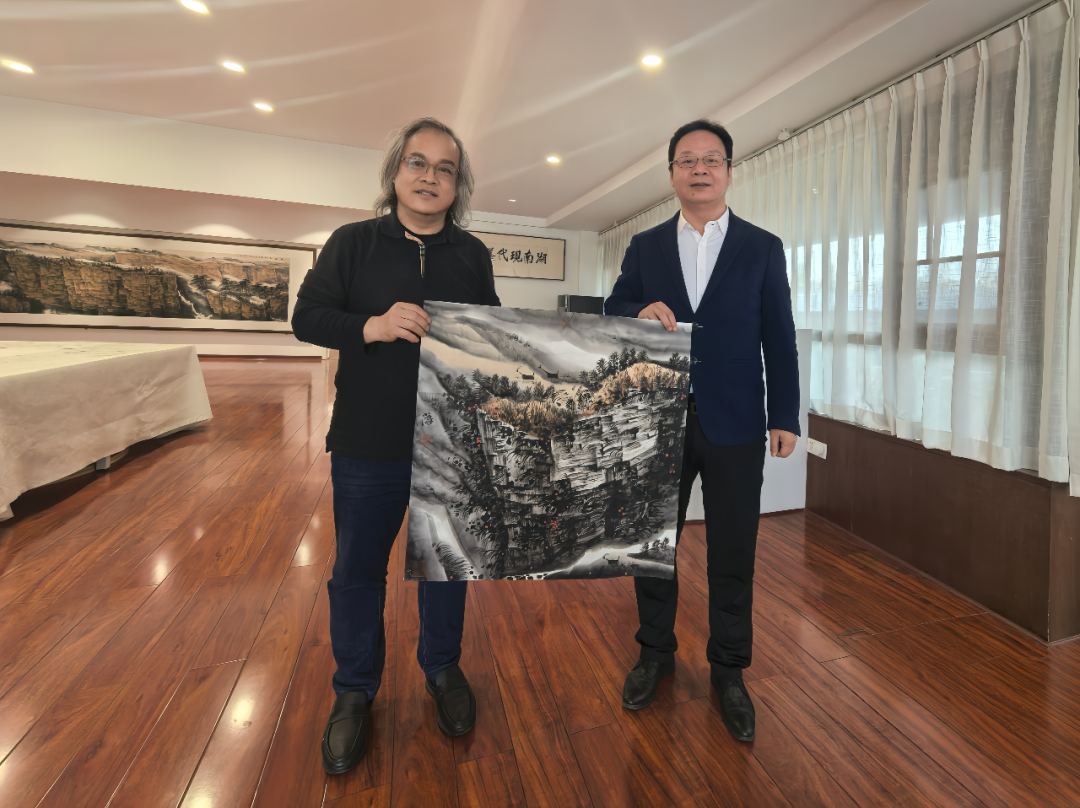 省美术家协会主席旷小津先生向学校捐赠画作