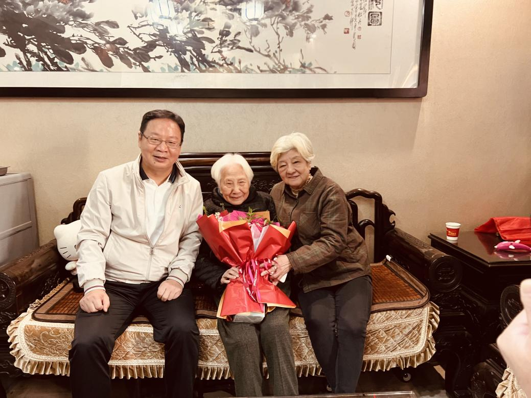 党委书记李越胜带队拜访杰出校友李立先生家人