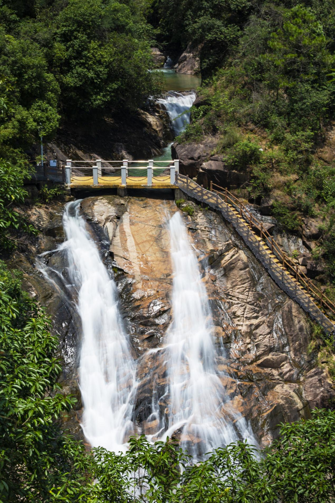 白江湖百丈飞瀑