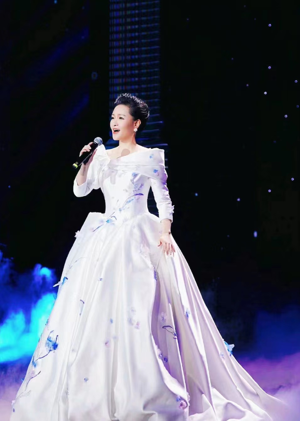 本场音乐会,雷佳选出15首来自不同民族且极具代表性的作品,雷佳将用她