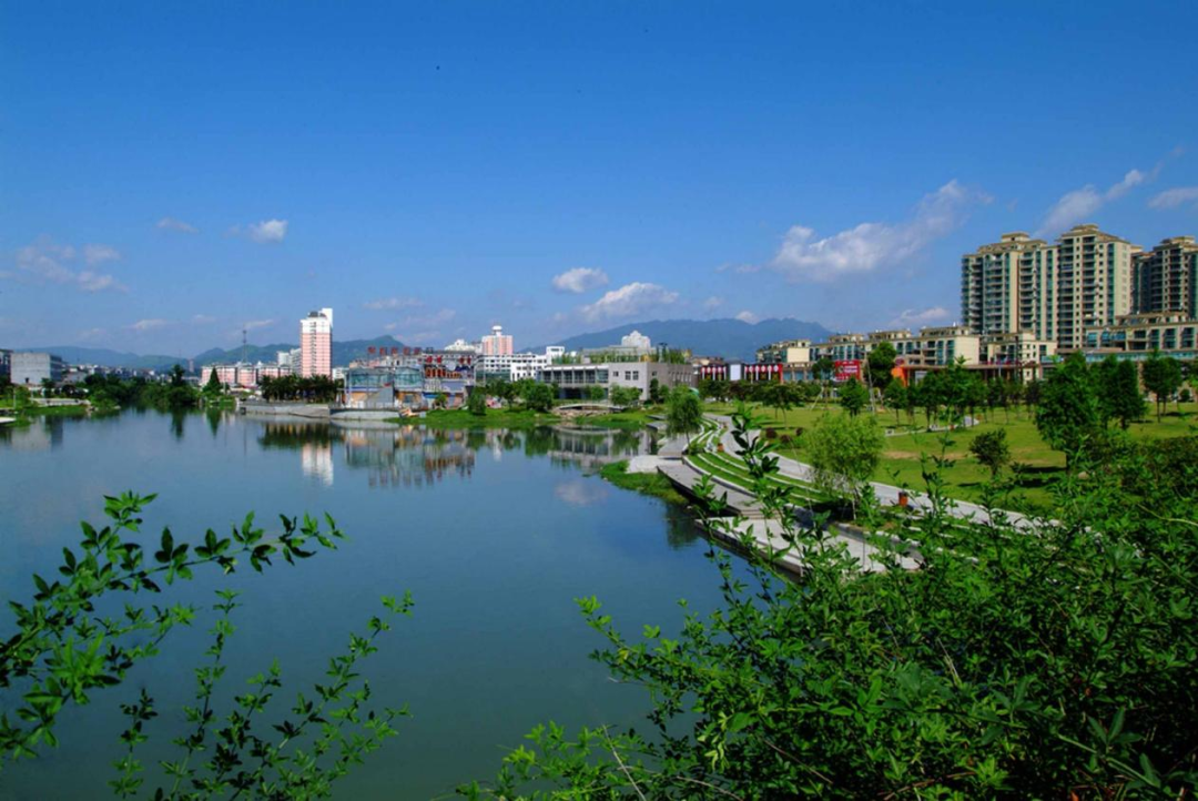 "这样温馨而充满活力的场景,在灵溪镇水景公园的运动器材区屡见不鲜