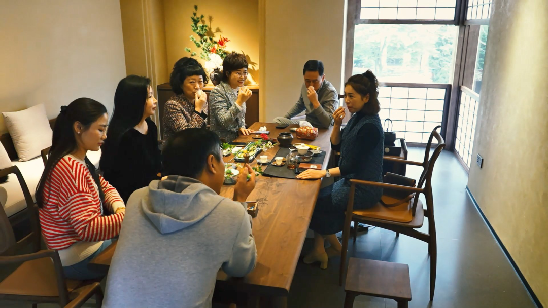 在一段精彩的传统醒狮表演后,江西运营中心负责人胡鹤飞与林振华共同