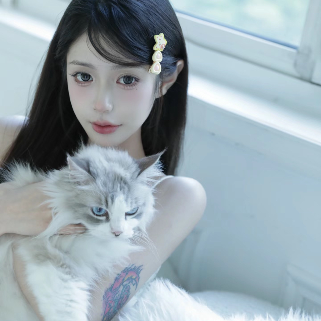 抱着猫咪纯欲女生头像