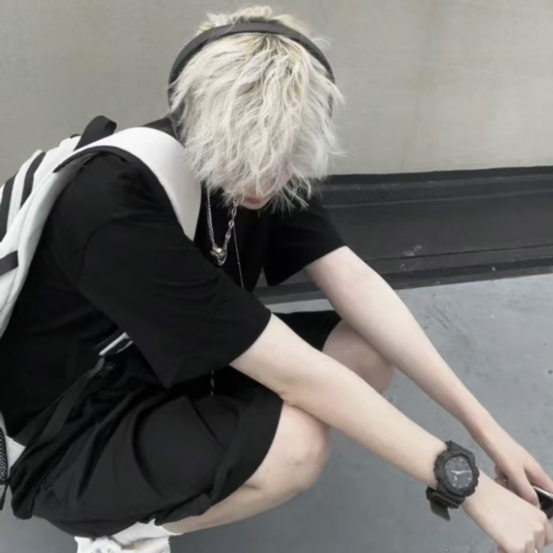 戴耳机痞帅男生头像