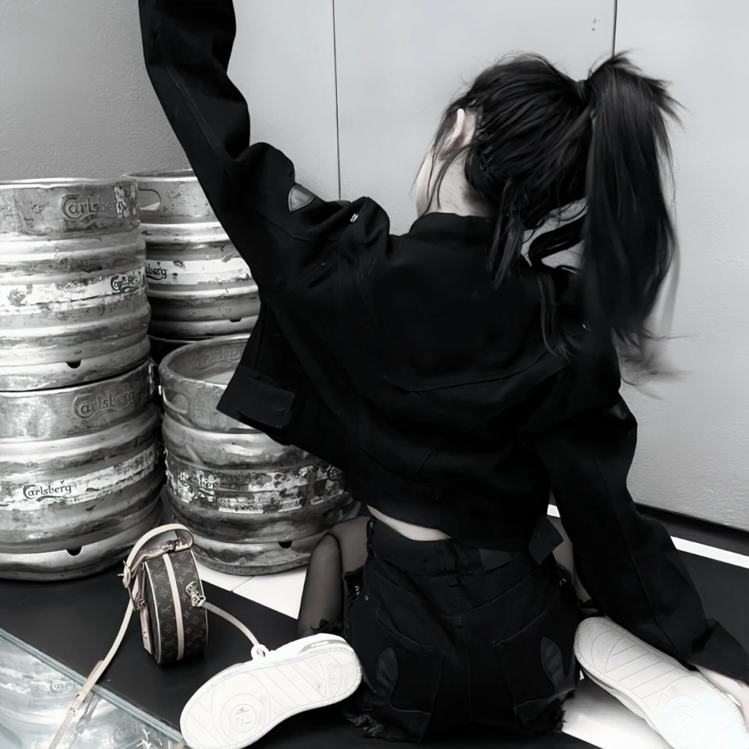 黑白小众不露脸女生头像
