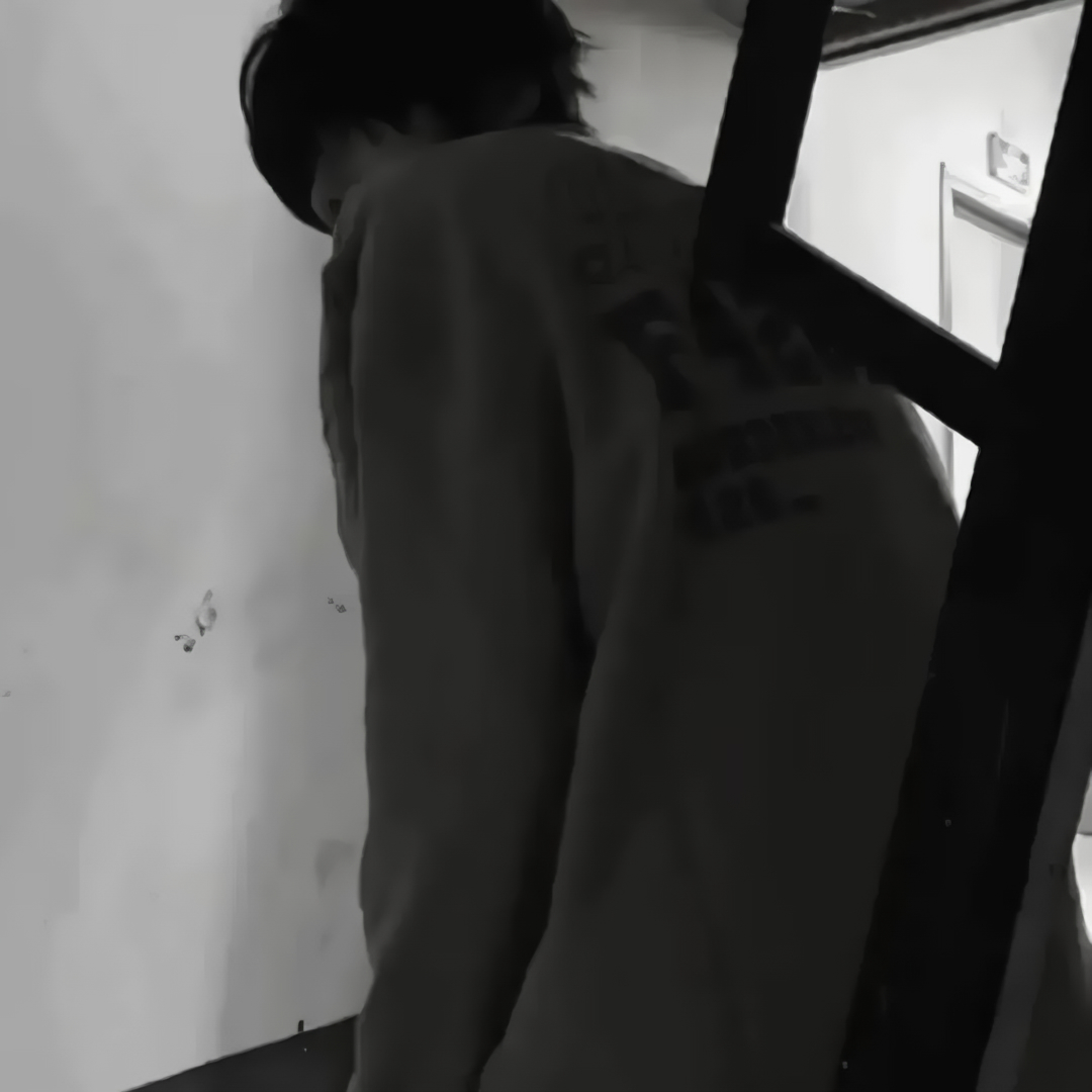 黑白权威侧脸男生头像
