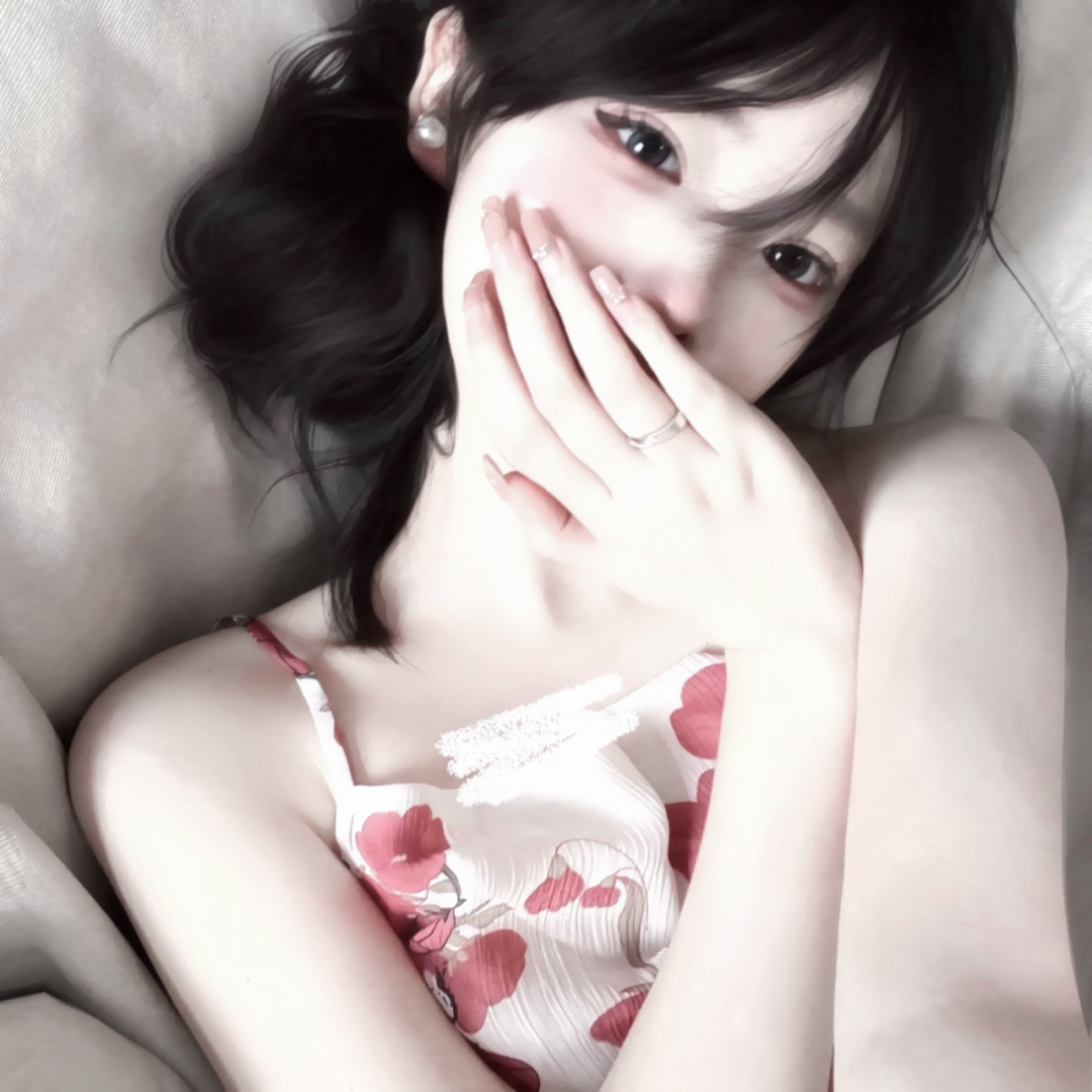 捂嘴纯欲女生头像