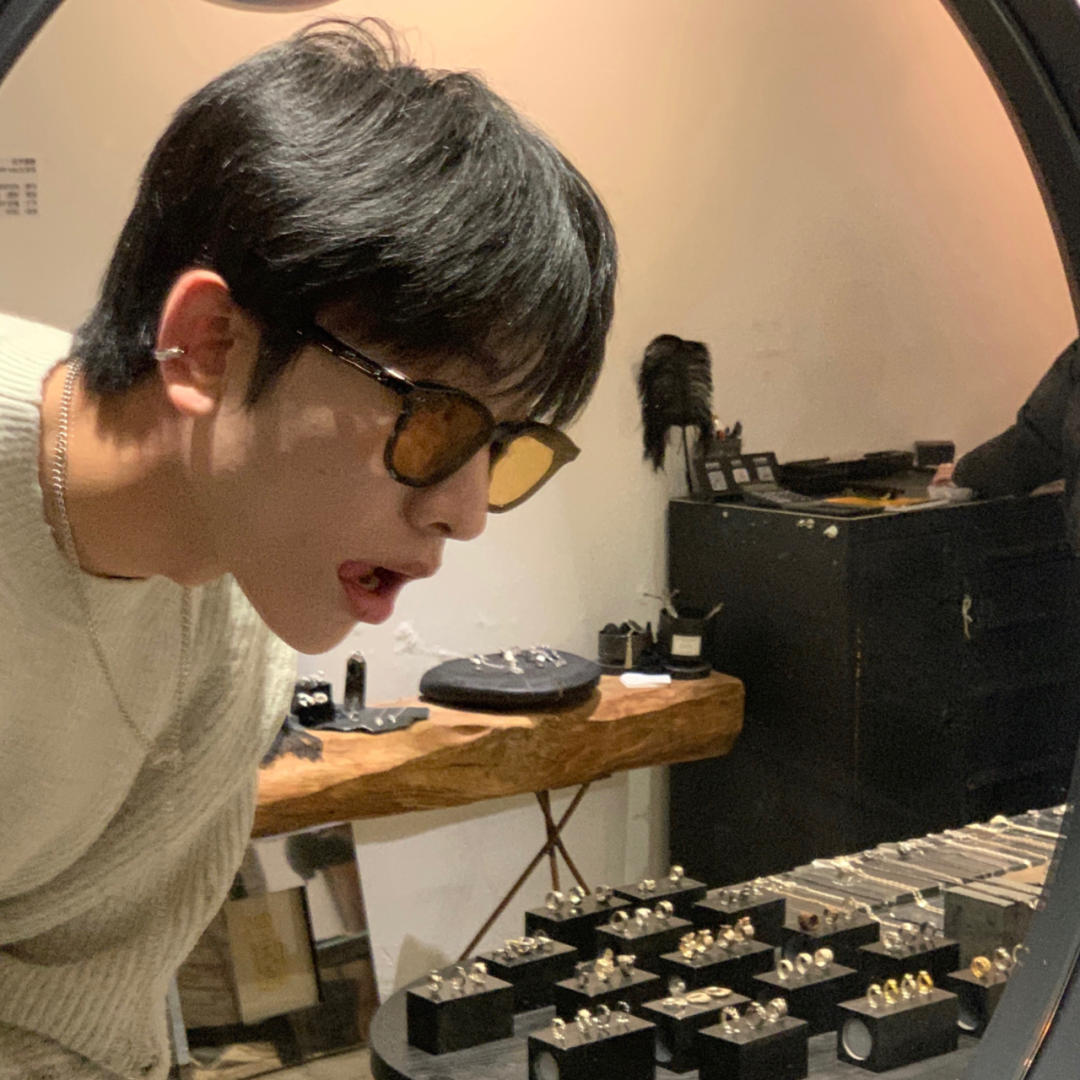 痞帅墨镜侧脸男生头像