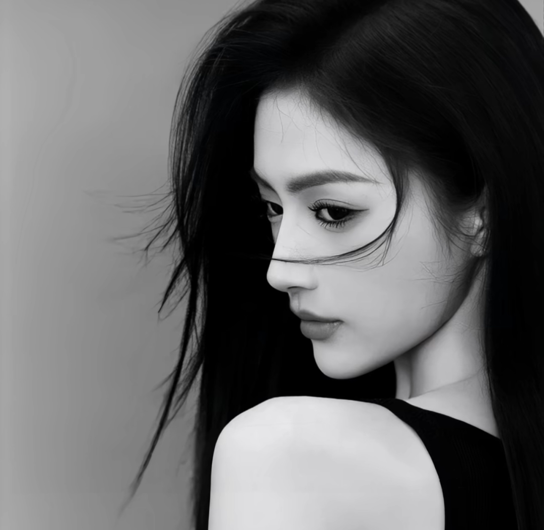 黑白气质侧脸女生头像