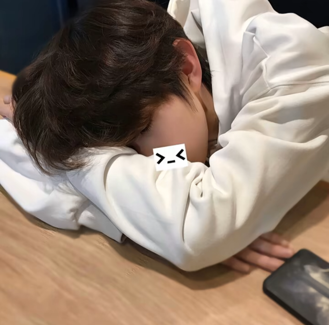 趴着小众男生头像