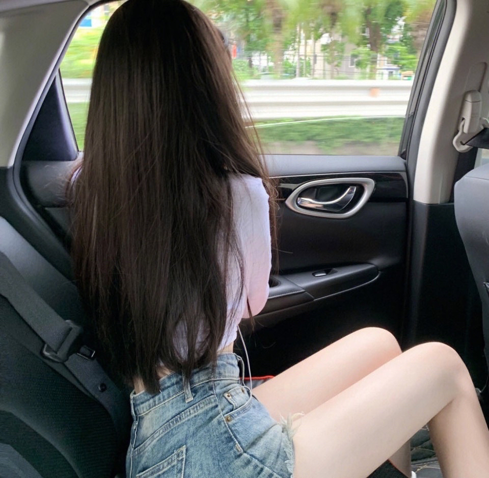 车内温柔背影不露脸女生头像