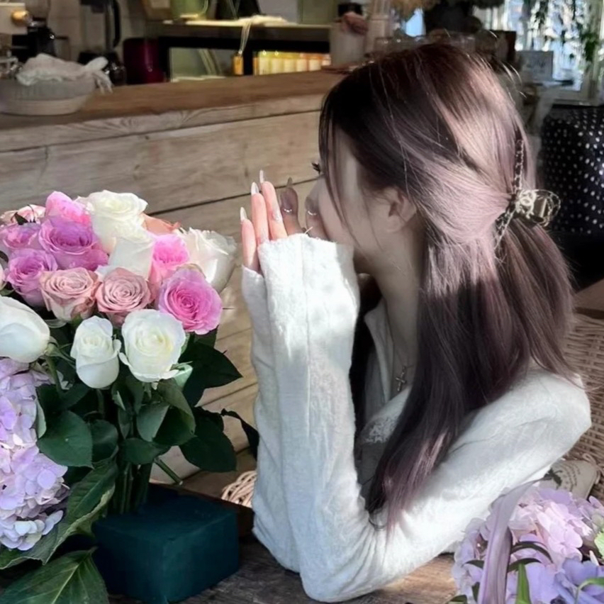 鲜花温柔侧脸女生头像