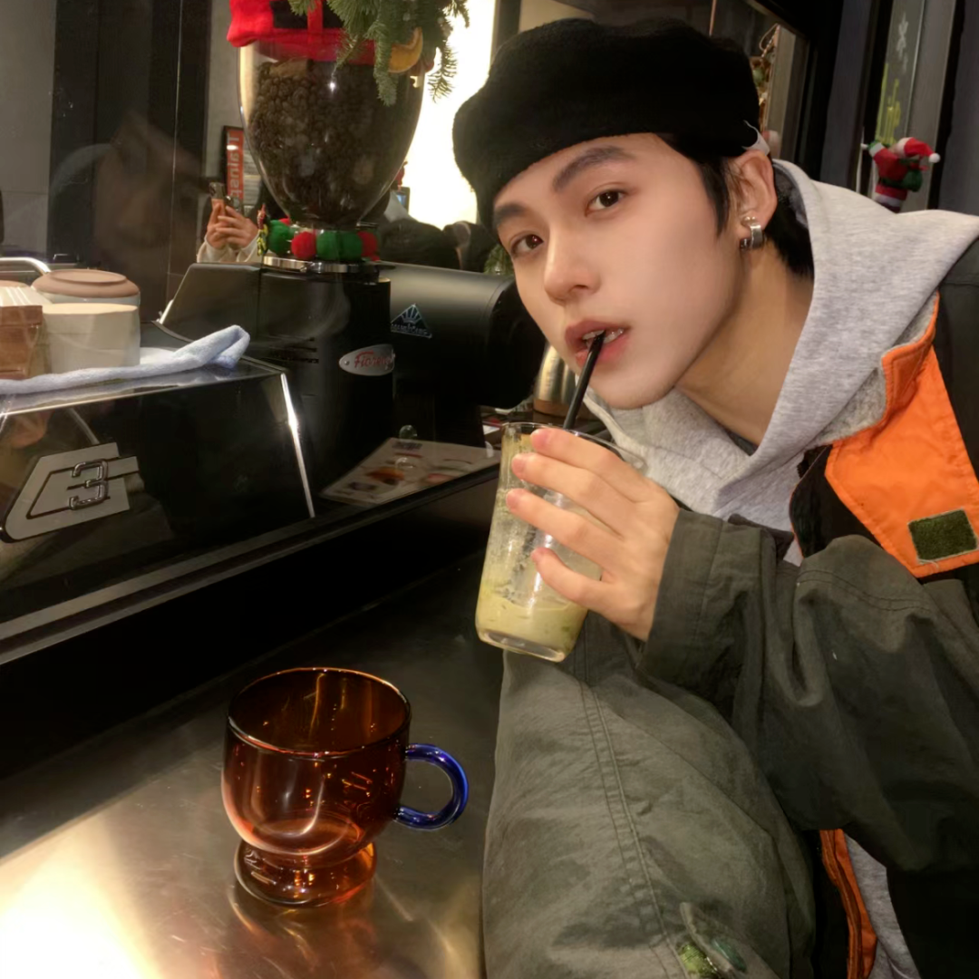 喝咖啡小众男生头像