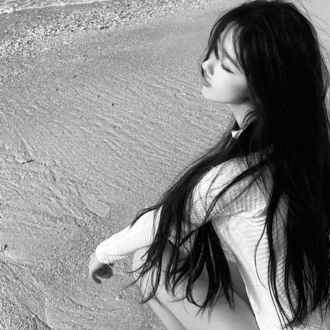黑白小众侧脸女生头像