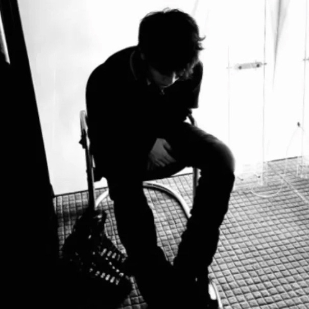 黑白不露脸男生头像