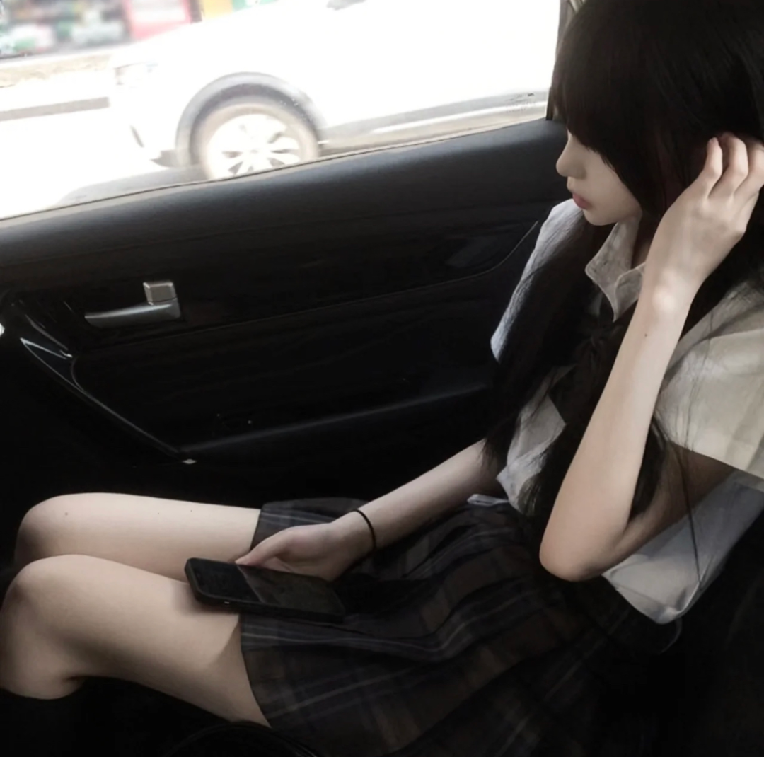 车内小众侧脸女生头像