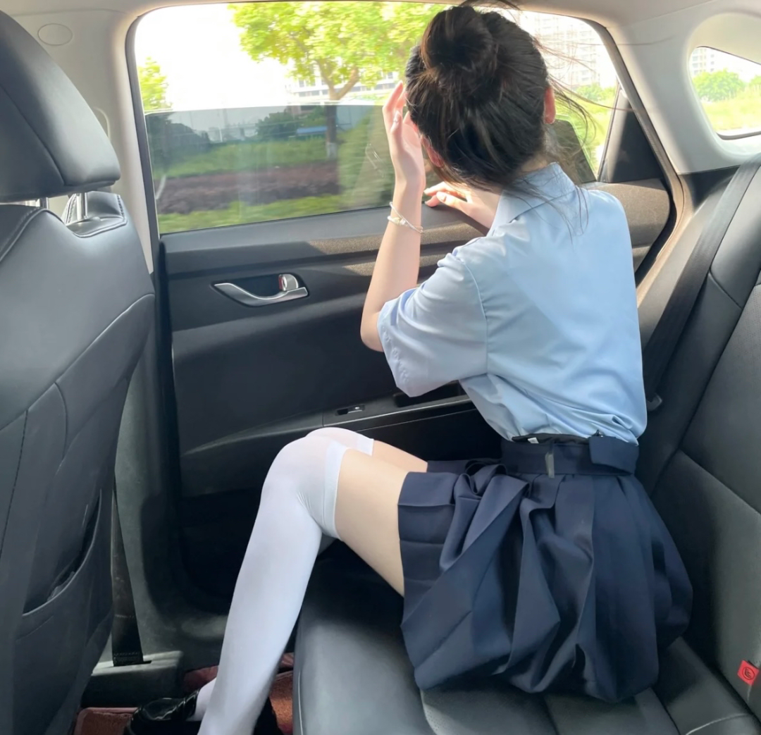 车内温柔不露脸女生头像