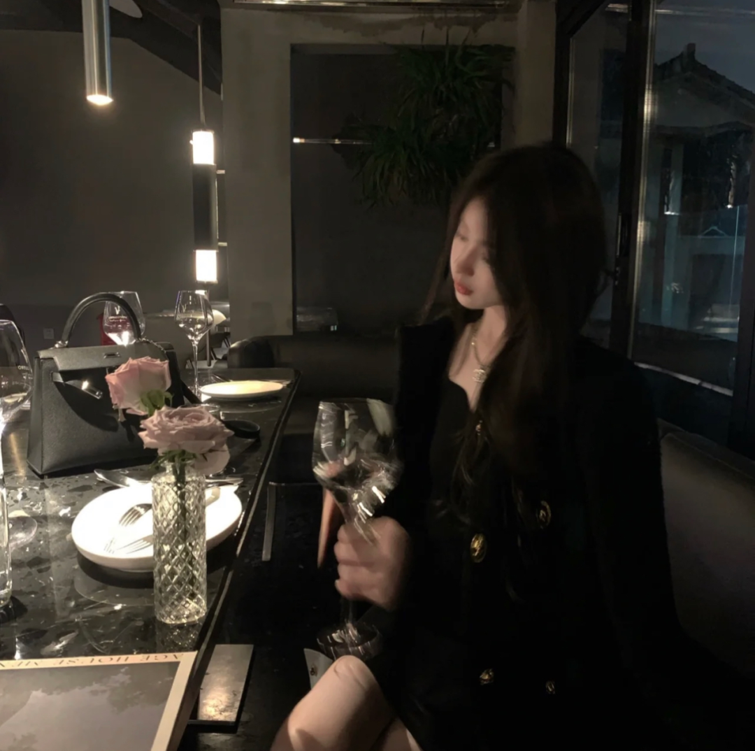 气质侧脸女生头像