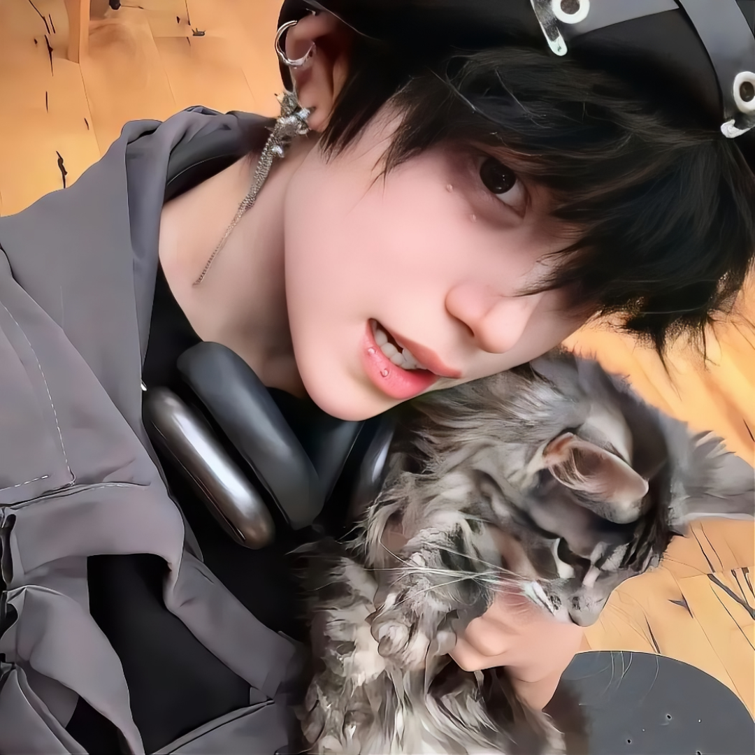抱着猫咪个性男生头像