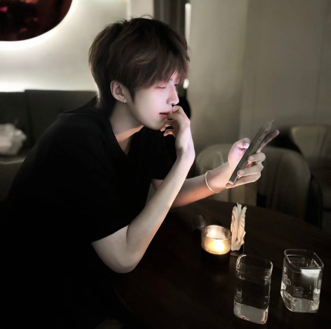 小众侧脸男生头像