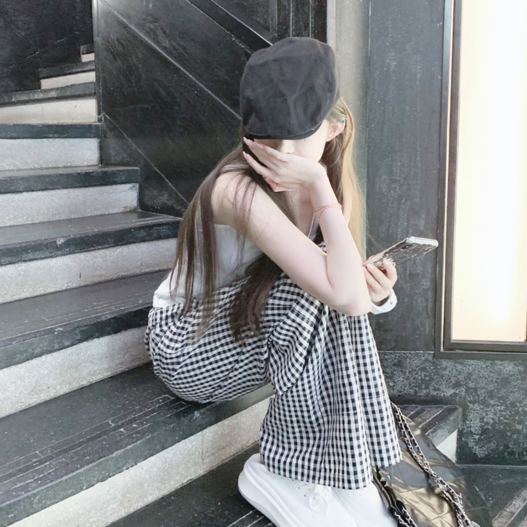 捂嘴气质女生头像
