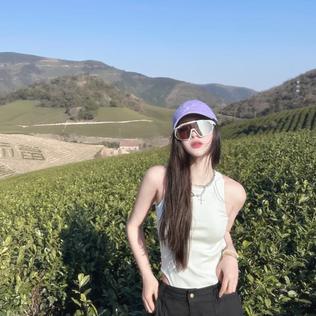 气质墨镜女生头像