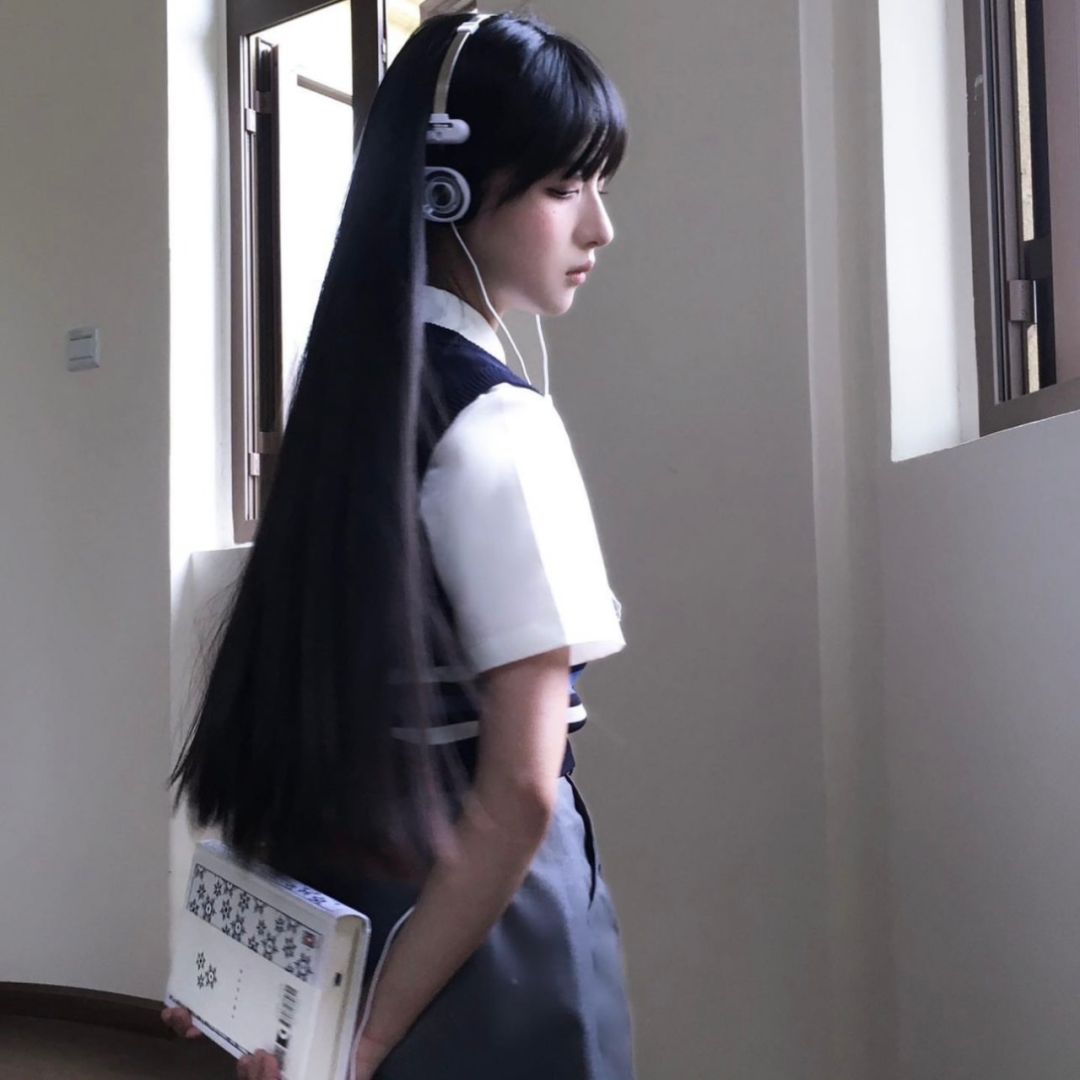 戴耳机学院风侧脸女生头像