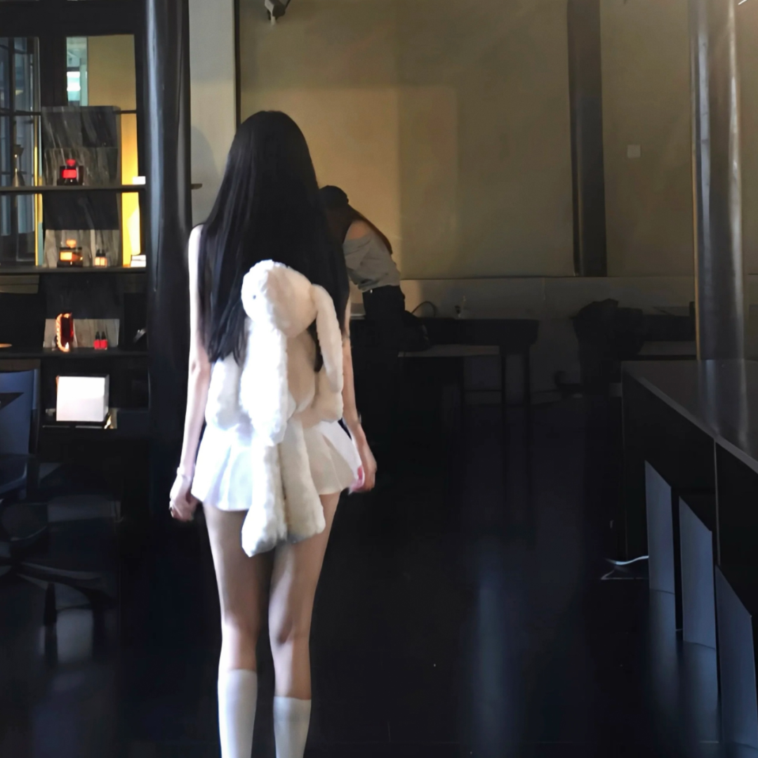 温柔背影不露脸女生头像
