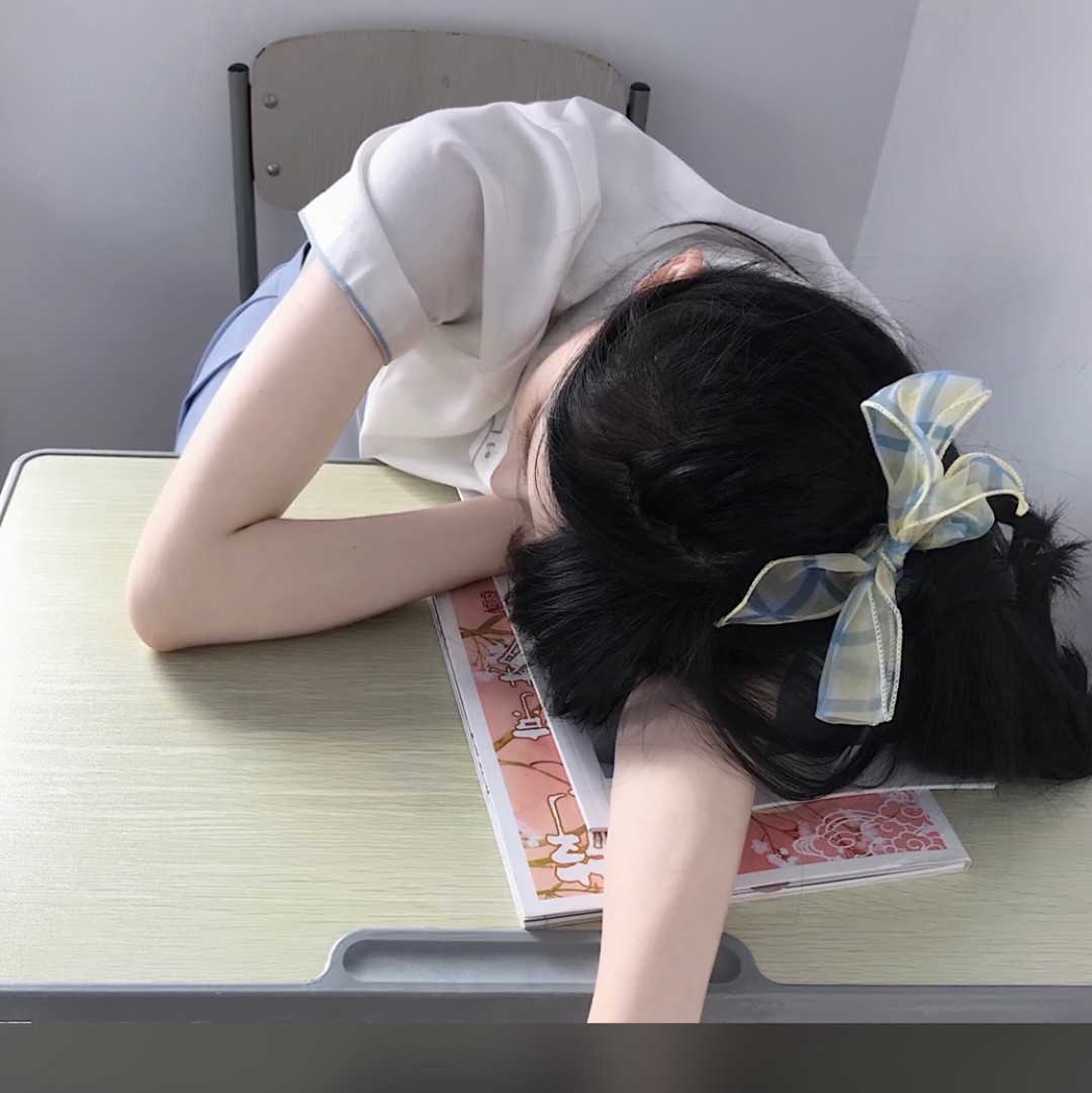 趴着学院风女生头像