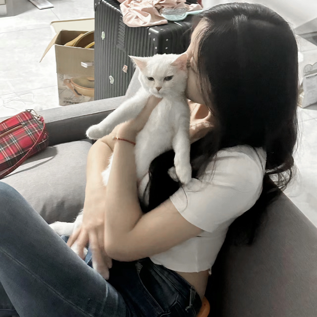 抱着猫咪侧脸小众女生头像