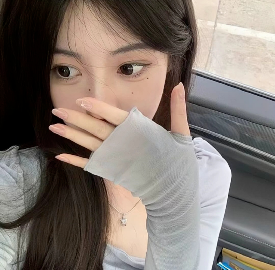 捂嘴温柔女生头像