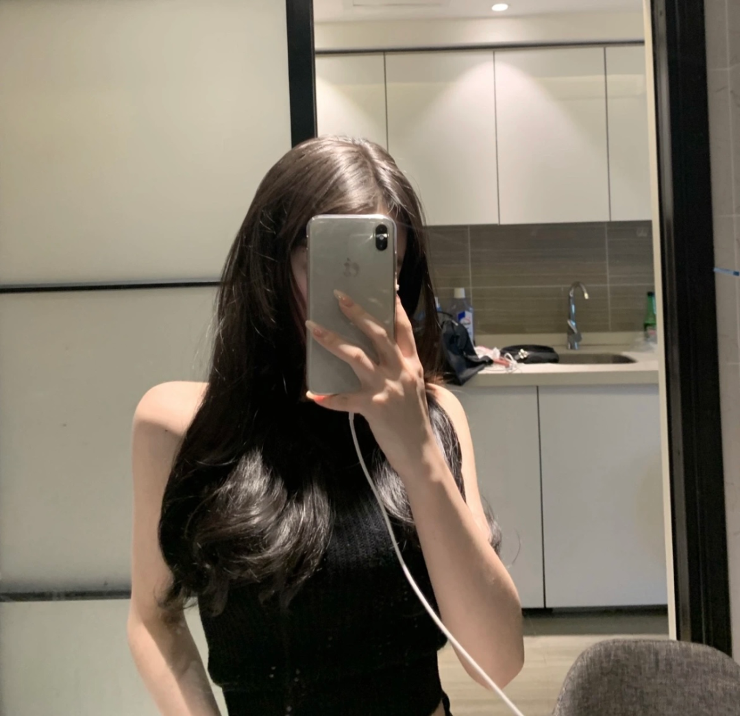 自拍手机气质女生头像